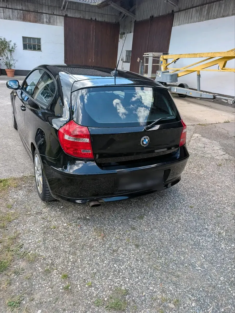 Gebraucht BMW 116 122 PS (89 kW) 2012 Schwarz Kleinwagen