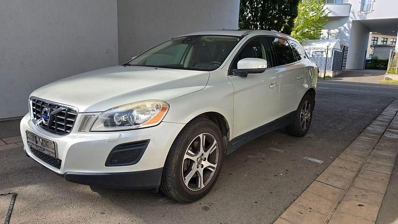 Weiß Gebraucht 2011 Volvo XC60 Summum SUV | 9.000 € (Superpreis) - Bild 1/4