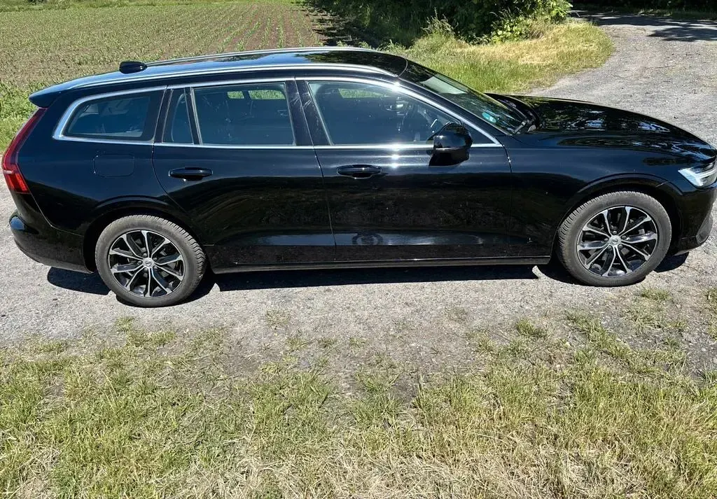 Gebraucht Volvo V60 Momentum 197 PS (144 kW) 2021 Schwarz Kombi