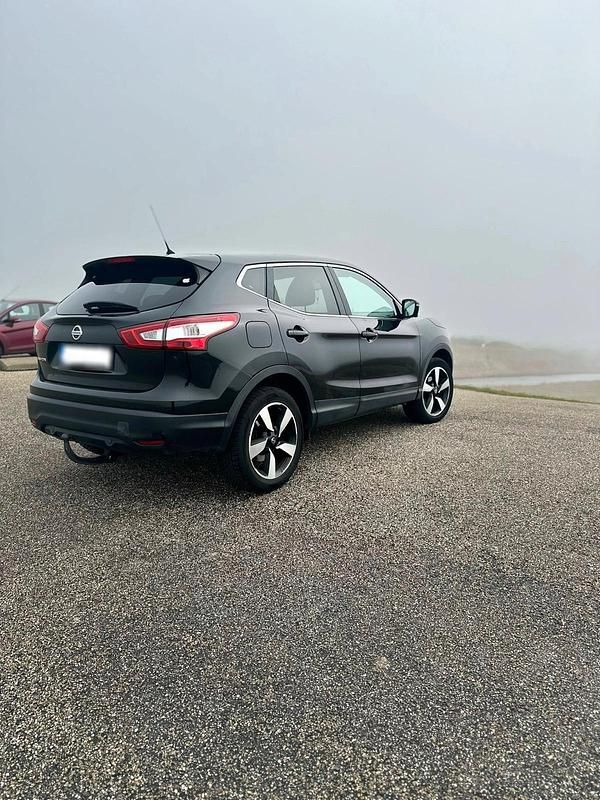 Gebraucht Nissan Qashqai 131 PS (96 kW) 2015 Schwarz SUV