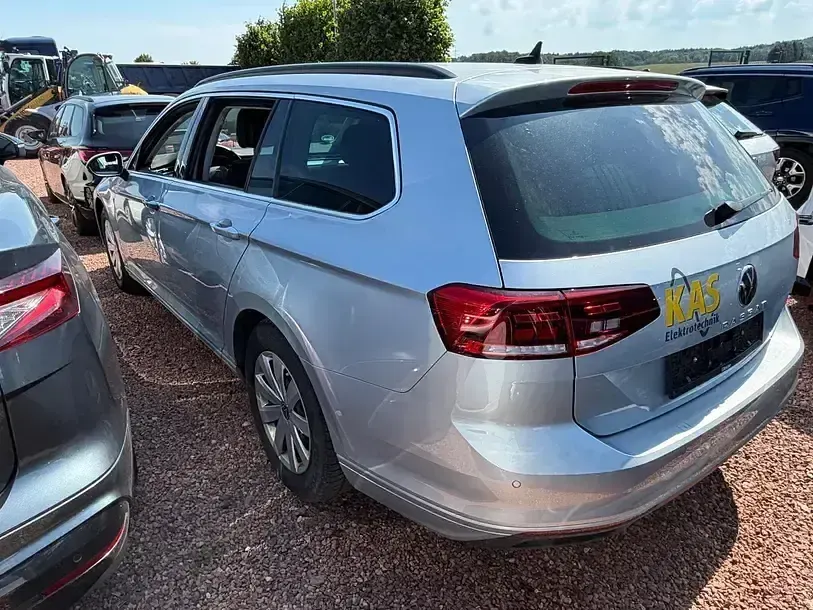 Gebraucht VW Passat 150 PS (110 kW) 2023 Scale silver metallic Kombi