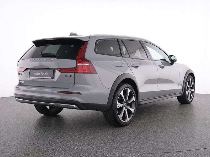 Gebraucht Volvo V60 CC Plus 197 PS (144 kW) 2023 Grau vapour grey / metallic Kombi