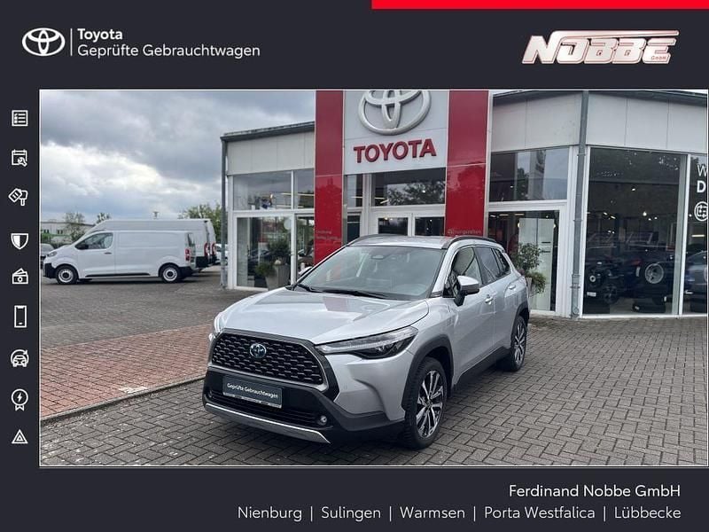 Silver metallic Gebraucht 2023 Toyota Corolla Cross Team SUV | 31.900 € (Fairer Preis) - Bild 1/4