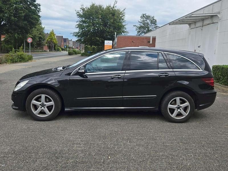 Schwarz Gebraucht 2011 Mercedes R300 Van / Kleinbus | 9.999 € (Fairer Preis) - Bild 1/4
