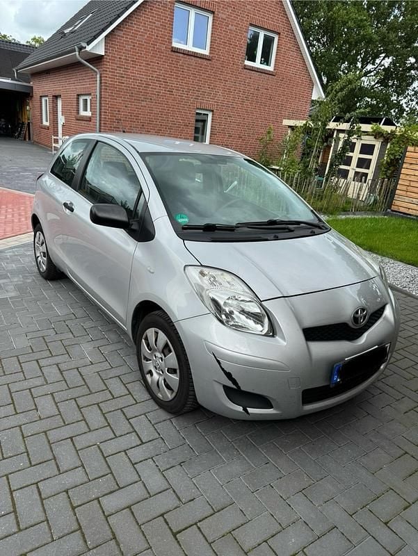Silber Gebraucht 2010 Toyota Yaris Kleinwagen | 2.000 € (Guter Preis) - Bild 1/4