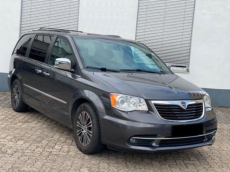 Grau Gebraucht 2015 Lancia Voyager S Van / Kleinbus | 9.900 € (Superpreis) - Bild 1/4