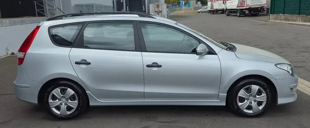 Gebraucht Hyundai i30 90 PS (66 kW) 2011 Silber Kombi