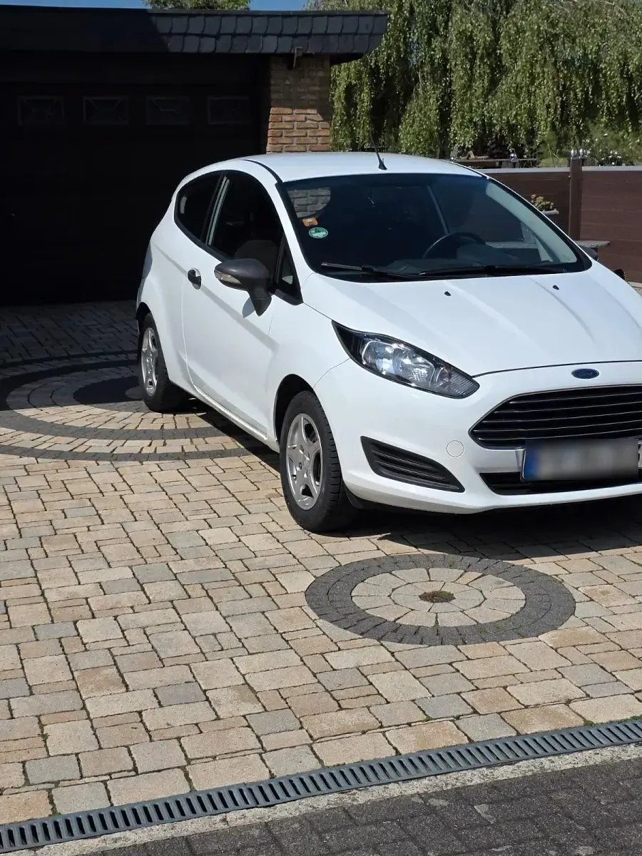 Gebraucht Ford Fiesta 60 PS (44 kW) 2013 Weiß Kleinwagen