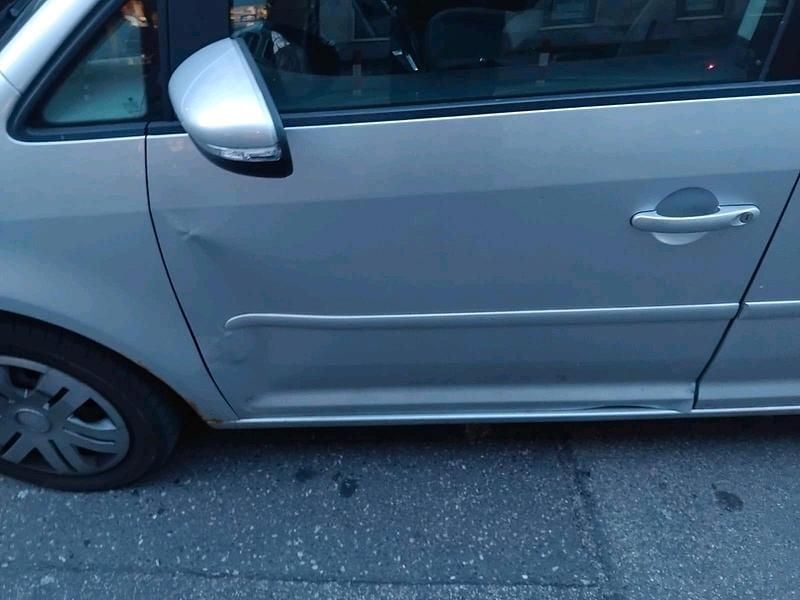 Gebraucht VW Touran 2010 Silber Van / Kleinbus