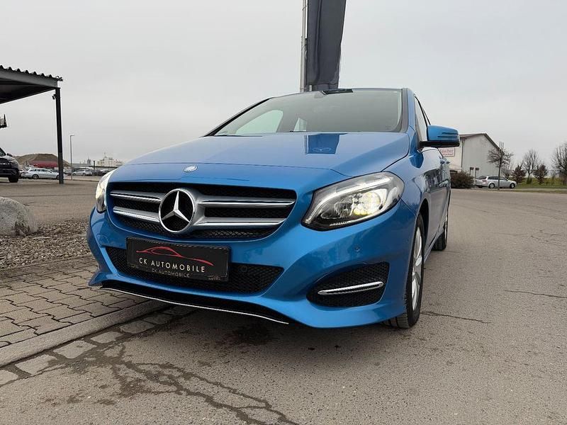 Gebraucht Mercedes B180 122 PS (89 kW) 2015 Blau Van / Kleinbus