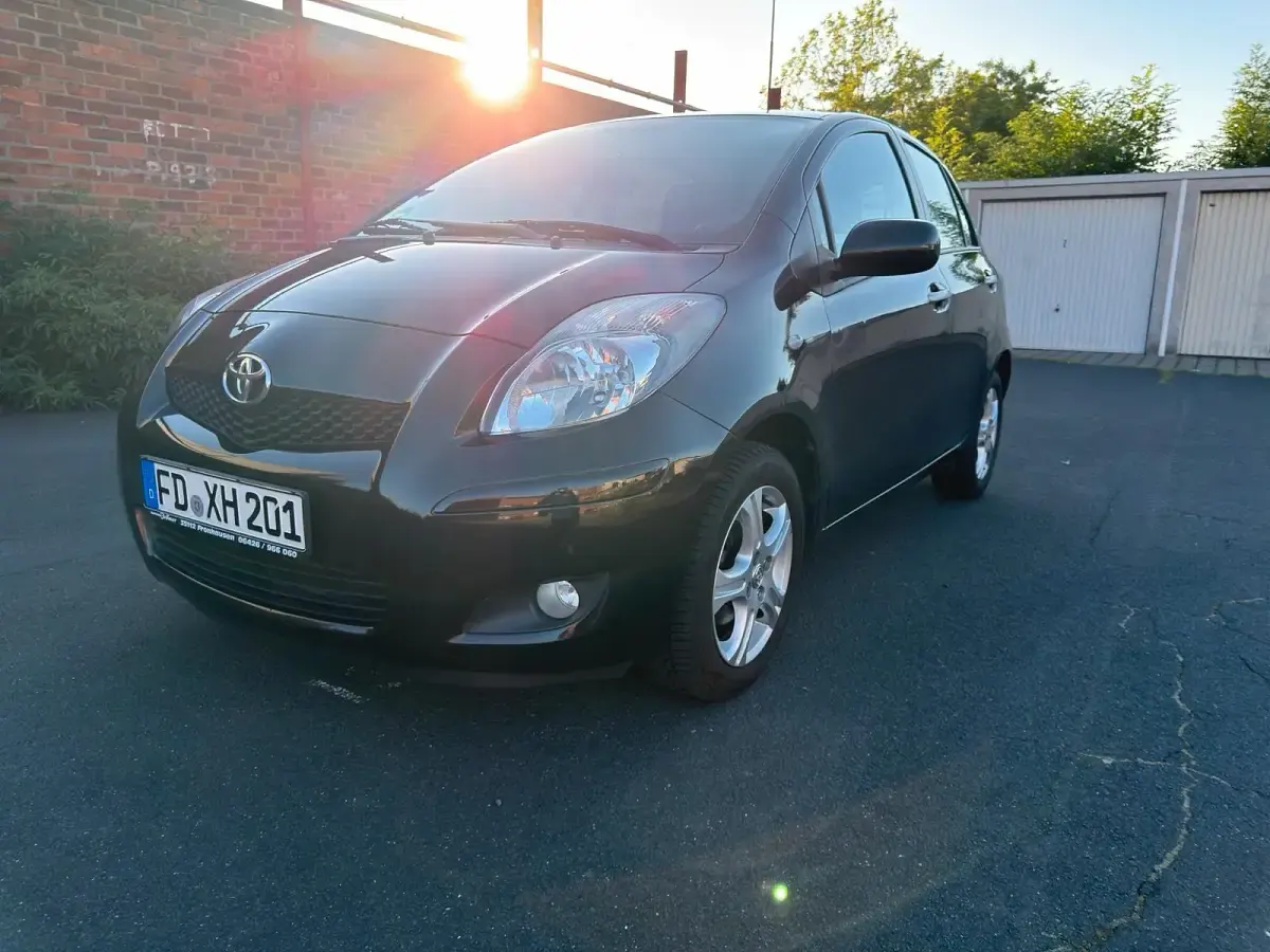 Gebraucht Toyota Yaris Life 100 PS (73 kW) 2011 Schwarz Kleinwagen