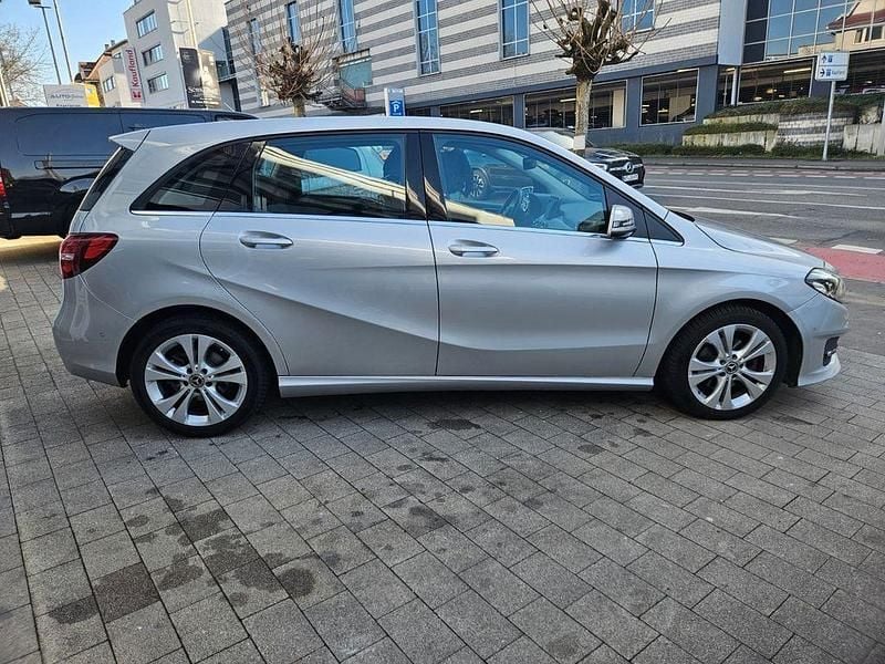 Gebraucht Mercedes B200 Style 156 PS (114 kW) 2018 Silber Van / Kleinbus