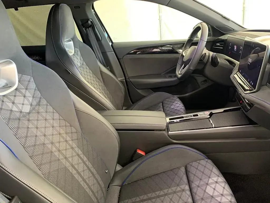 Gebraucht VW Passat R-line 150 PS (110 kW) 2025 Grenadillschwarz metallic Kombi