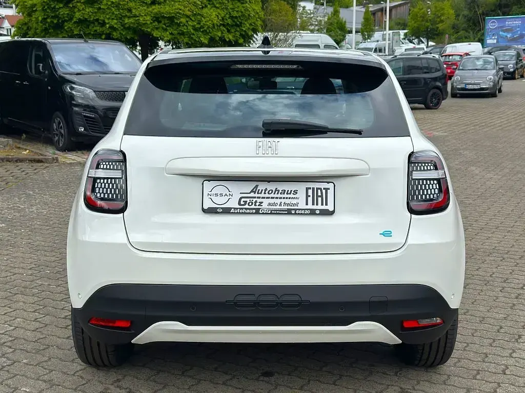 Neu Fiat 600E Red 114 kW (156 PS) 2025 Weiß SUV