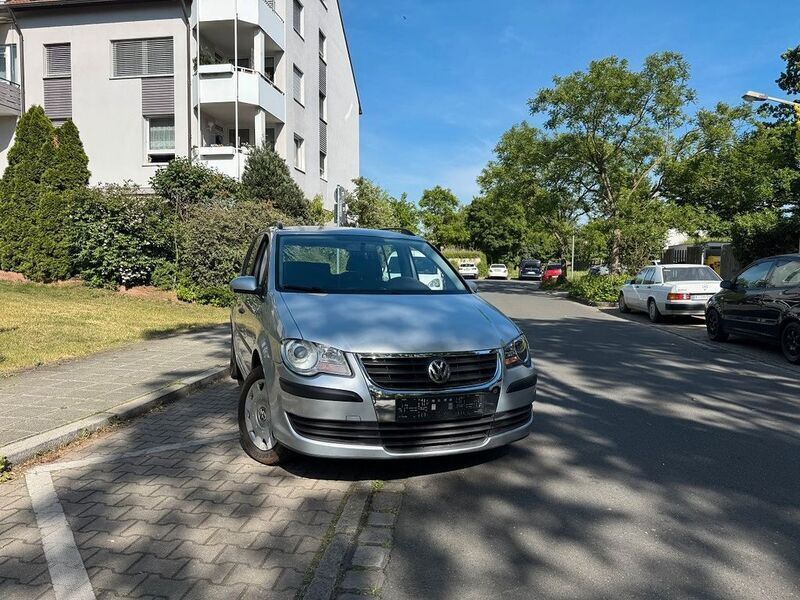 Silber Gebraucht 2009 VW Touran Trendline Van / Kleinbus | 4.289 € (Fairer Preis) - Bild 1/4