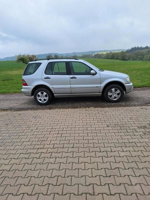 Silber Gebraucht 2004 Mercedes ML270 Edition SUV | 3.300 € - Bild 1/4