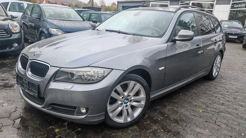 Grau Gebraucht 2010 BMW 320 Comfort Edition Kombi | 3.499 € (Superpreis) - Bild 1/4