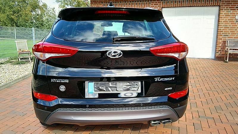 Gebraucht Hyundai Tucson Intro Edition 136 PS (100 kW) 2015 Schwarz SUV