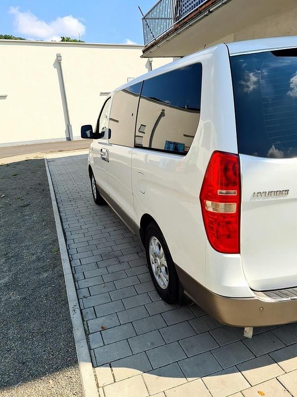 Weiß Gebraucht 2010 Hyundai H-1 Van / Kleinbus | 9.600 € - Bild 1/4