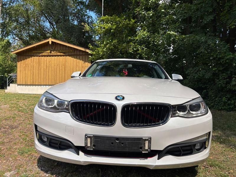 Weiß Gebraucht 2014 BMW 318 Gran Turismo Performance Limousine | 13.900 € (Teuer) - Bild 1/4