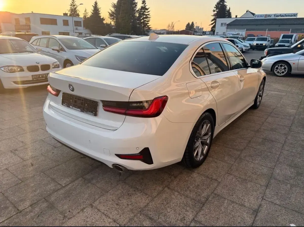 Gebraucht BMW 330 Sport Line 258 PS (189 kW) 2019 Weiß Limousine