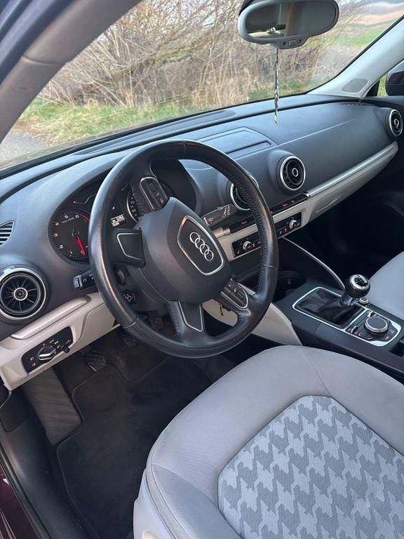 Gebraucht Audi A3 Attraction 110 PS (80 kW) 2014 Rot Limousine