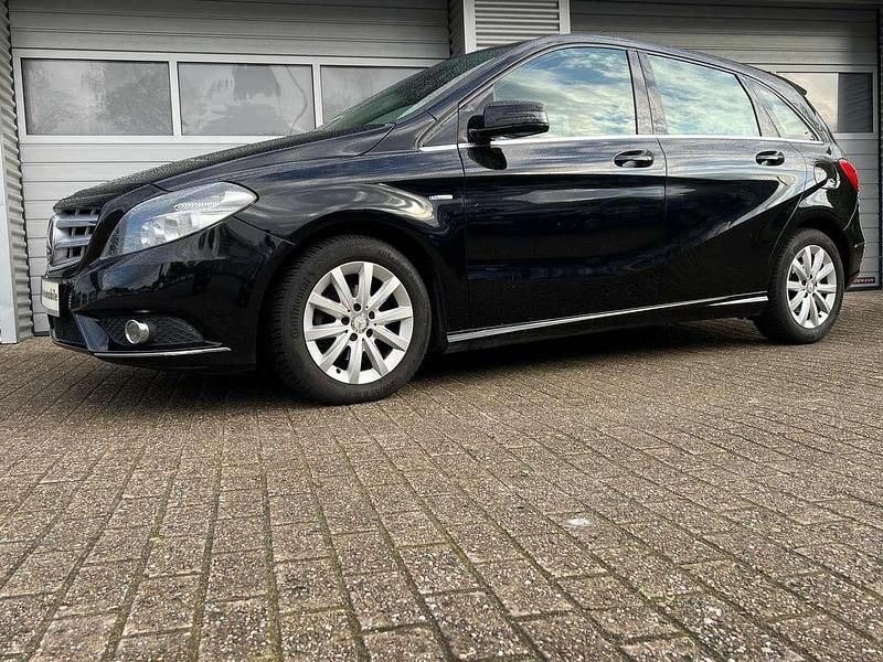 Schwarz Gebraucht 2011 Mercedes B180 Van / Kleinbus | 8.490 € (Fairer Preis) - Bild 1/3