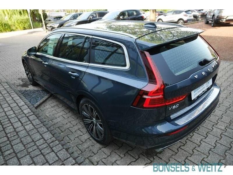 Gebraucht Volvo V60 Core 349 PS (256 kW) 2022 Blau metallic Kombi
