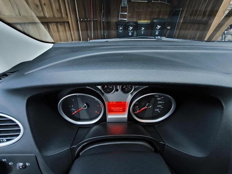 Gebraucht Ford Focus 100 PS (73 kW) 2010 Silber Limousine