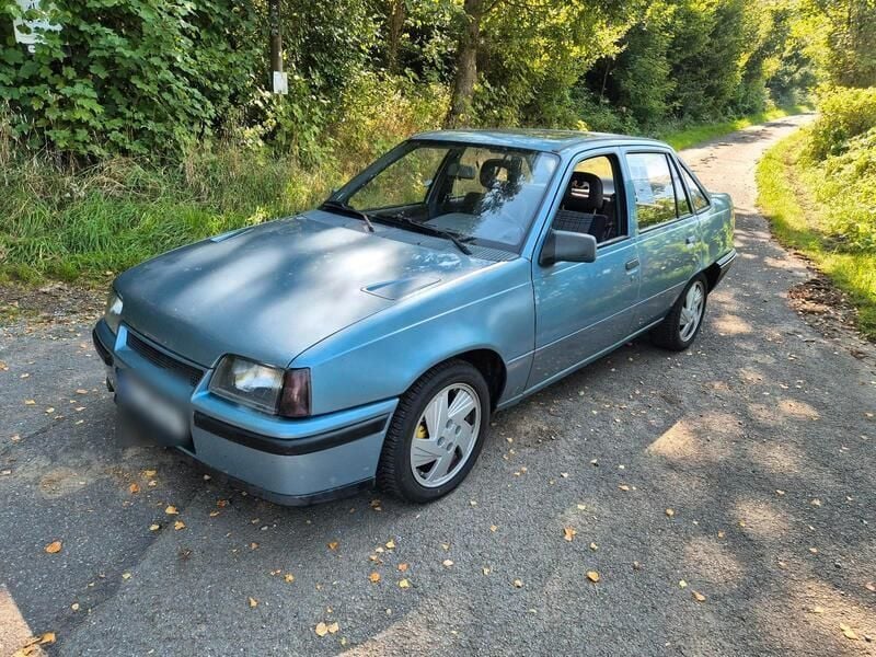 Blau Gebraucht 1989 Opel Kadett Limousine | 5.800 € - Bild 1/4