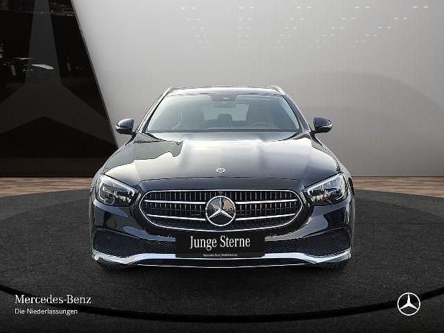 Schwarz Gebraucht 2023 Mercedes E200 Avantgarde Limousine | 34.990 € (Superpreis) - Bild 1/4