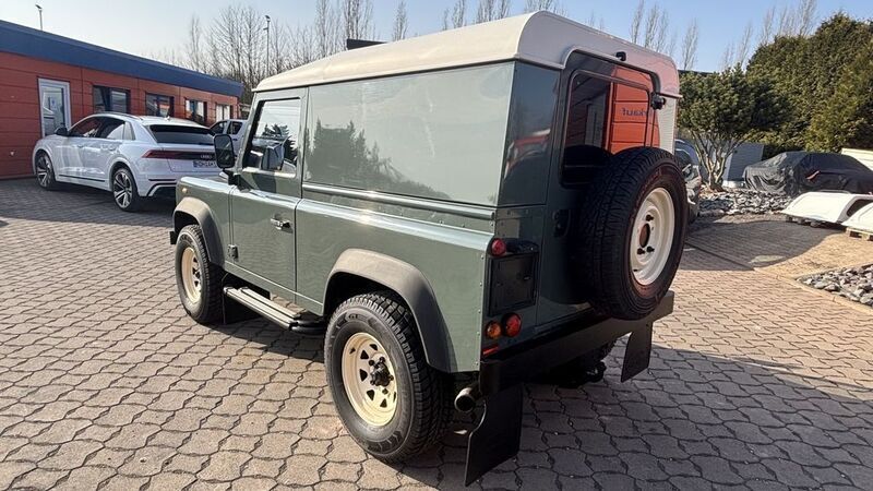 Gebraucht Land Rover Defender 122 PS (89 kW) 2010 Grün SUV