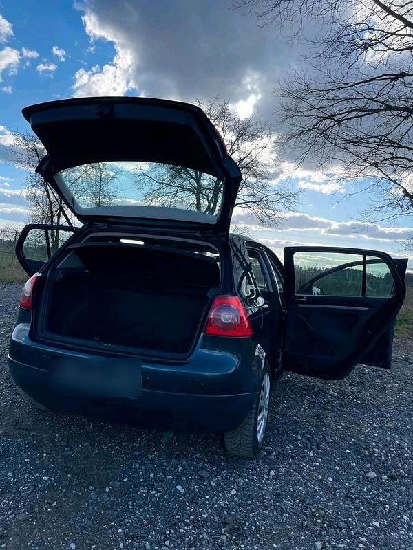 Gebraucht VW Golf V 105 PS (77 kW) 2006 Blau Kleinwagen