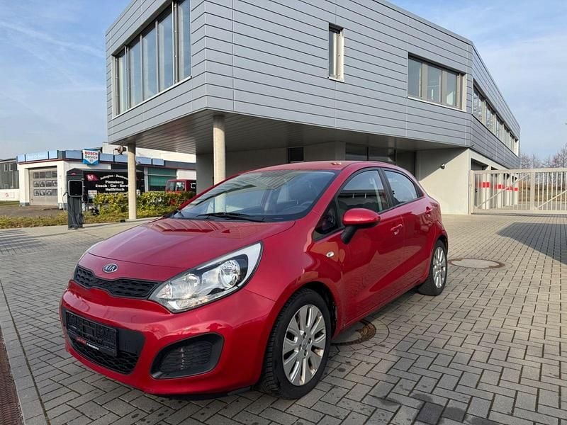 Rot Gebraucht 2012 Kia Rio 4 Limousine | 4.290 € (Fairer Preis) - Bild 1/4