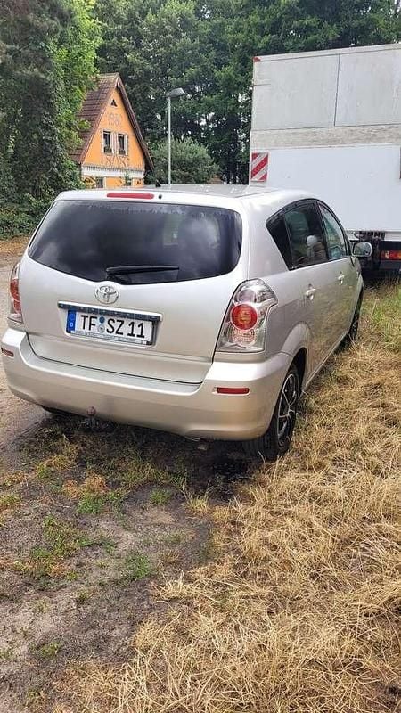 Silber Gebraucht 2006 Toyota Corolla Verso Executive Van / Kleinbus | 3.000 € (Etwas zu teuer) - Bild 1/4