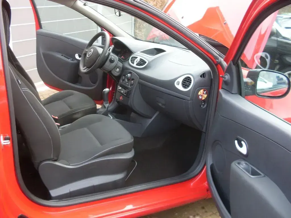 Gebraucht Renault Clio 75 PS (55 kW) 2012 Rot Kleinwagen