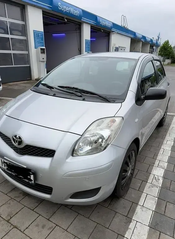 Gebraucht Toyota Yaris 105 PS (77 kW) 2011 Silber Kleinwagen