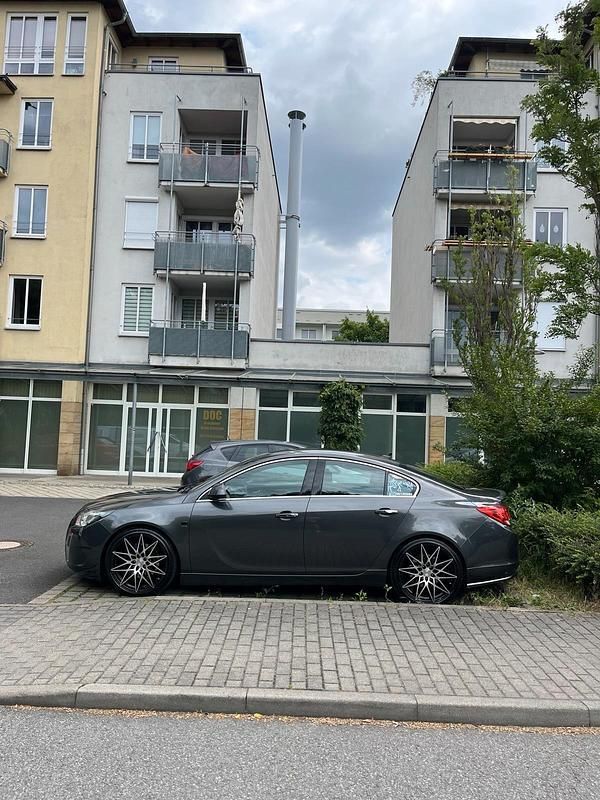 Grau Gebraucht 2010 Opel Insignia Limousine | 9.000 € - Bild 1/2