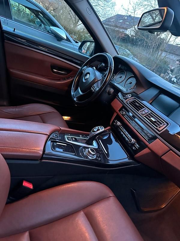 Gebraucht BMW 520 184 PS (135 kW) 2012 Braun Limousine