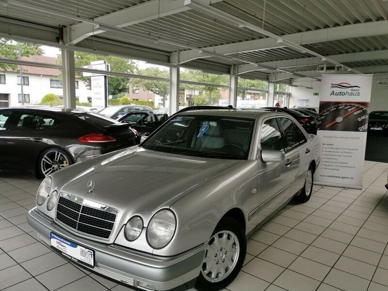 Silber Gebraucht 1995 Mercedes E200 Limousine | 14.790 € - Bild 1/4