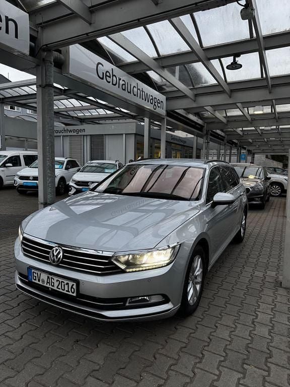 Gebraucht VW Passat Comfortline 120 PS (88 kW) 2018 Silber Kombi