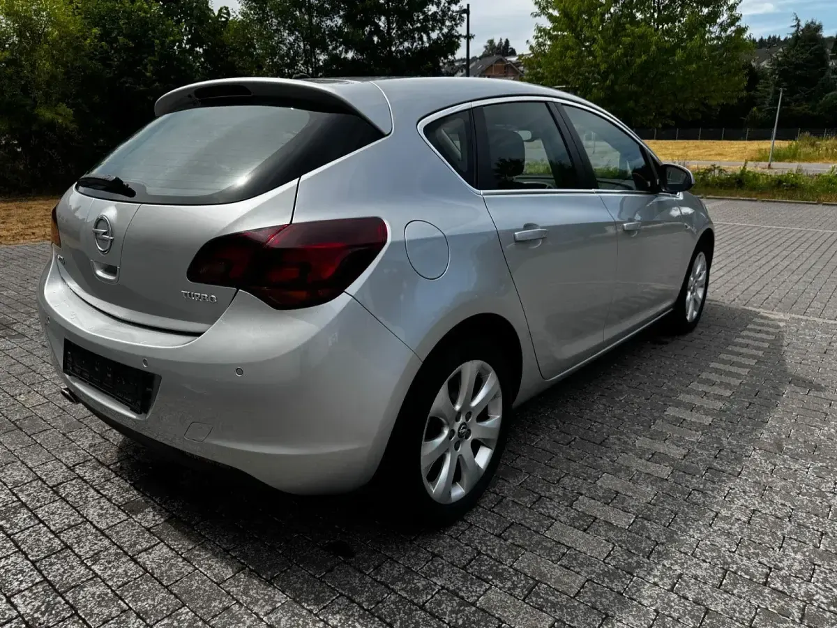 Gebraucht Opel Astra Innovation 140 PS (102 kW) 2011 Silber Limousine