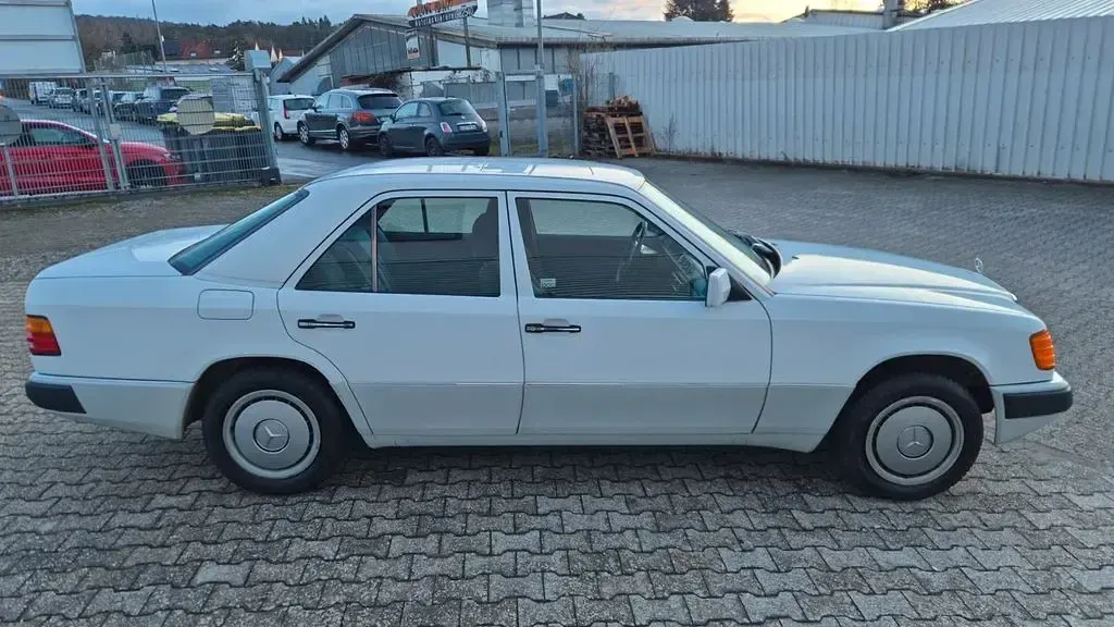 Brugt Mercedes E200 136 HK (100 kW) 1990 Hvid Sedan