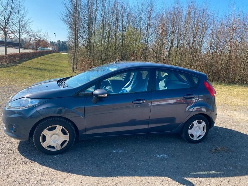 Grau Gebraucht 2011 Ford Fiesta Kleinwagen | 1.599 € - Bild 1/4