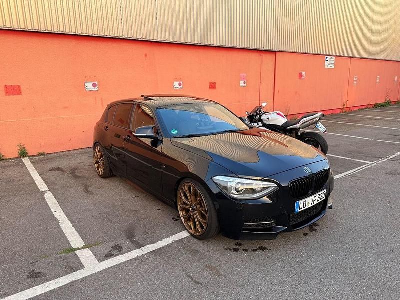 Schwarz Gebraucht 2014 BMW M135 M Performance Kleinwagen | 18.400 € (Fairer Preis) - Bild 1/4