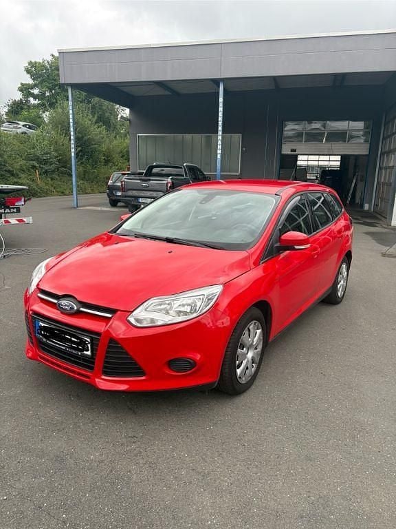 Rot Gebraucht 2014 Ford Focus Business Edition Limousine | 2.690 € (Superpreis) - Bild 1/4