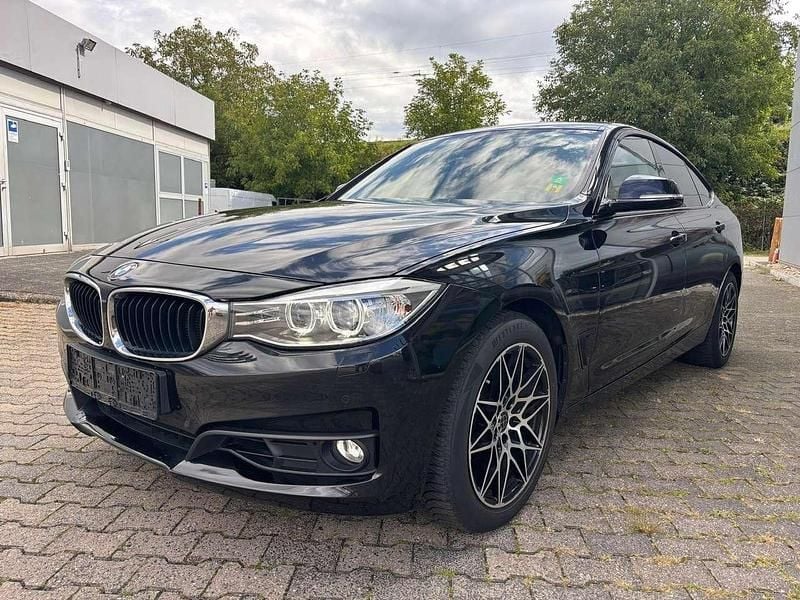 Black sapphire metallic Gebraucht 2015 BMW 320 Kleinwagen | 14.500 € (Guter Preis) - Bild 1/4