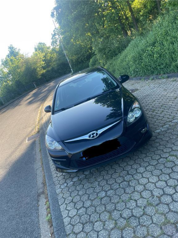 Schwarz Gebraucht 2011 Hyundai i30 Classic Limousine | 4.300 € (Guter Preis) - Bild 1/4