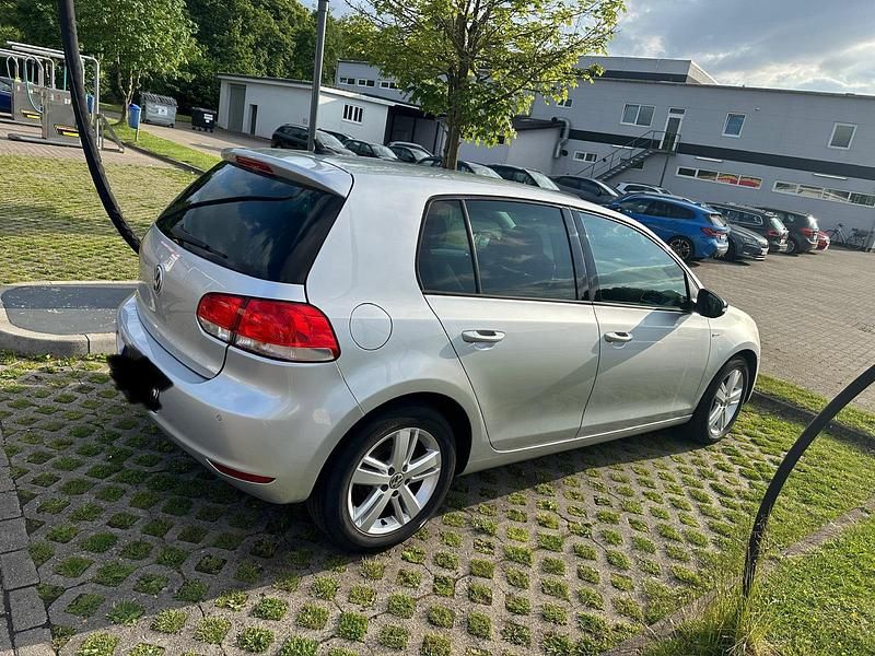 Gebraucht VW Golf VI 105 PS (77 kW) 2012 Silber Kleinwagen
