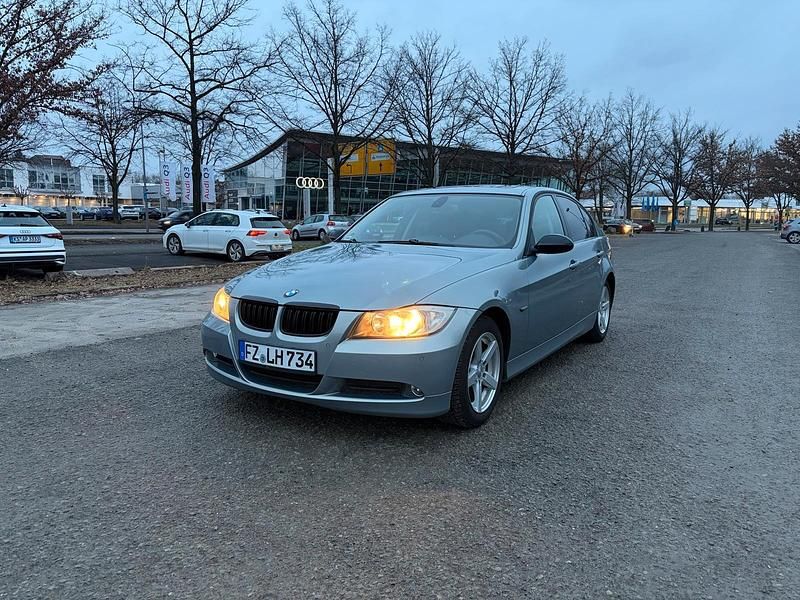 Gebraucht BMW 318 143 PS (105 kW) 2008 Grau Limousine